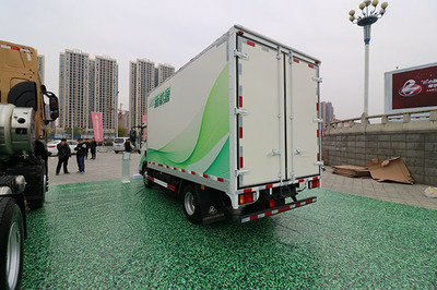 新能源時(shí)代，看我的！乘龍L2 EV輕卡躍市而來，引領(lǐng)城市配送新變革